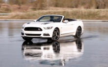Белый Ford Mustang GT 5.0 California, 2016, кабриолет, отражение, асфальт, передок, маневр