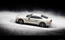 Вид сверху на новый Ford Mustang GT Fastback, диски, дым, асфальт