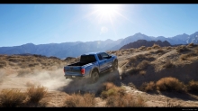 Пыль из-под колес нового Ford F-150 Raptor на бездорожье