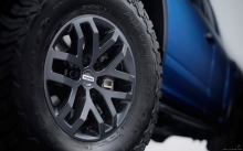 Оригинальные диски на внедорожных покрышках на Ford F-150 Raptor, 2017