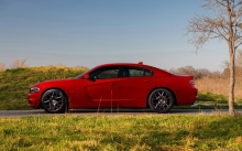 Вид сбоку на красный Dodge Charger R/T, Додж Чарджер, диски, трава, дерево