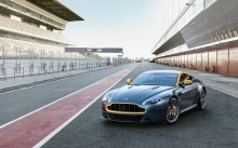 Заряженный Aston Martin Vantage V8 на гоночном треке