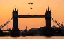 Красный Jaguar XE пролетает над Тауэрским мостом в Лондоне