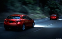 Красная Mazda 3 Hatchback на ночной трассе