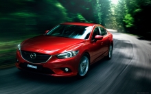 Красная Mazda 6 в летнем лесу