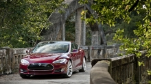 Глянцевый Tesla Model S, Тесла Модель С, передок, мост, деревья, лето