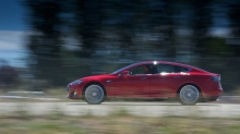 Красная Tesla Model S, Тесла Модель С, хром, блеск, скорость, лес, трасса
