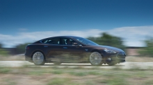 Темная Tesla Model S, Тесла Модель С, скорость, небо, трасса, трава