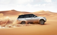 Клубы пыли позади Range Rover, пустыня, песок
