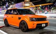 Оранжевый Range Rover, тюнинг, диски, улица, ночь, огни