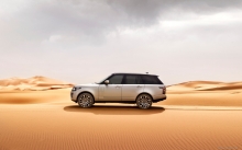 Вид сбоку на Range Rover, тонировка, пустыня, песок