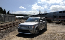 Серебристый Range Rover, поезд, рельсы, железная дорога