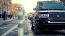 Черный Range Rover, Рендж Ровер, передок, фары, решетка, обочина