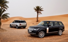 Черный и серый Range Rover,  пальмы, пустыня, песок
