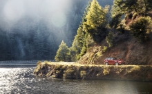 Красный Range Rover Sport, Рендж Ровер, озеро, туман, лес, деревья, лето, природа