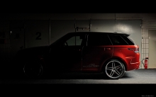 Красный Range Rover Sport исчезает в темноте, диски, гараж