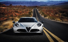 Серебристый Alfa Romeo 4C, трасса, анфас, передок, фары, горы, пустыня, пейзаж