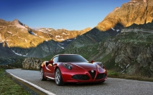 Красный Alfa Romeo 4C в тени от гор