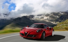 Красный Alfa Romeo 4C, вершины гор, облака, скалы, обрыв, красота, пейзаж, природа
