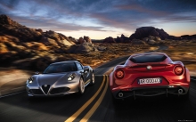 Серебристый и красный Alfa Romeo 4C, пустыня, горы, скалы, трасса, небо, пейзаж