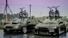 Черный Mitsubishi Lancer, Subaru Impreza, Митсубиши и Субару, велосипеды, крыша, дождь, спорт