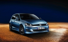 Синий Фольксваген Гольф, Новый Volkswagen Golf, Значок VW, спереди, фары, диски, экстерьер