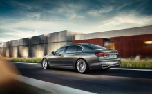 Серебристый, BMW 7 серии 750Li xDrive 2016, трасса, скорость, детали, обвесы, фонари, небо