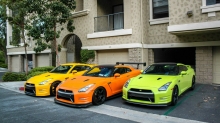 Три ярких Nissan GT-R R35, тюнинг Ниссан, передок, фары, спойлер, дом, парковка, деревья