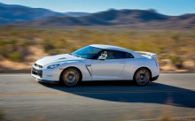 Белый суперкар Nissan GT-R, Ниссан ГТР, скорость, трасса, сбоку, скалы, горы