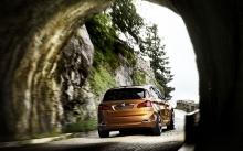 Вид сзади на BMW Active Tourer, тоннель, природа, скала