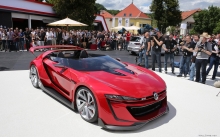 Журналисты вокруг Volkswagen GTI Roadster, концепт, Красный Фольксваген, презентация