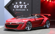 Красный Volkswagen GTI Roadster, автосалон, презентация, чувак в очках, блеск, подиум