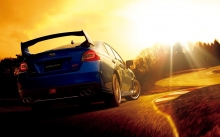 Синий Subaru WRX S4 на спортивной трассе на закате