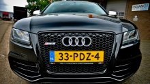 Узнаваемая решетка радиатора на черном Audi RS5