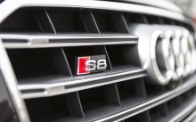 Решетка радиатора Ауди А8, Audi S8, ABT, значок, логотип S8, крупный план