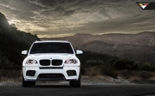 Шикарный взгляд BMW X5M, Vorsteiner, анфас, фары, горы, пейзаж