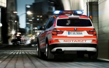 BMW X5 xDrive30d Paramedic спешит на помощь, мигалки, скорая, город, ночь, переулок